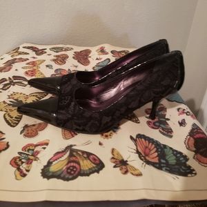 Donald Pliner black lace/leather kitten heels